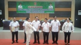 SIMBOLIS - Bupati Katingan Sakariyas SE menyerahkan DIPA dan DPA Tahun Anggaran 2023 kepada Kepala Instansi Vertikal dan Kepala Perangkat Daerah lingkup Pemkab Katingan, Rabu (07/12/2022). (FOTO: IST)