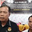 WAWANCARA - Ketua KPU Katingan Subandi, S.Sos (kiri) didampingi salah satu komisioner, Serlis saat memberikan keterangan awak media, Selasa (13/12/2022). (FOTO: IST)