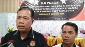 WAWANCARA - Ketua KPU Katingan Subandi, S.Sos (kiri) didampingi salah satu komisioner, Serlis saat memberikan keterangan awak media, Selasa (13/12/2022). (FOTO: IST)