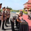 SERTIJAB - Kapolres Katingan AKBP Paulus Sonny Bhakti Wibowo, SH, SIK, MIK memimpin upacara serah terima jabatan dua Kapolsek dan Kasat Polairud, Senin (12/12/2022). (FOTO: HUMAS POLRES KATINGAN)