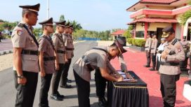 SERTIJAB - Kapolres Katingan AKBP Paulus Sonny Bhakti Wibowo, SH, SIK, MIK memimpin upacara serah terima jabatan dua Kapolsek dan Kasat Polairud, Senin (12/12/2022). (FOTO: HUMAS POLRES KATINGAN)