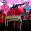 DIRESMIKAN - Bupati Katingan Sakariyas SE saat menandatangani prasasti sebagai tanda Peresmian Pemugaran Monumen Pahlawan Tjilik Riwut di Bundaran Kantor Bupati Katingan, Sabtu (31/12/2022) malam. (FOTO: IST)