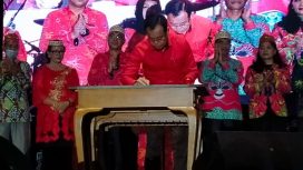 DIRESMIKAN - Bupati Katingan Sakariyas SE saat menandatangani prasasti sebagai tanda Peresmian Pemugaran Monumen Pahlawan Tjilik Riwut di Bundaran Kantor Bupati Katingan, Sabtu (31/12/2022) malam. (FOTO: IST)