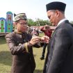 PENGHARGAAN - Bupati Katingan Sakariyas SE menyematkan penghargaan Satyalencana Karya Satya kepada ASN Kementerian Agama saat Upacara Peringatan HAB ke-77 Kementerian Agama di Pegatan, Kecamatan Katingan Kuala, Selasa (03/01/2023). (FOTO: IST)