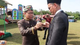 PENGHARGAAN - Bupati Katingan Sakariyas SE menyematkan penghargaan Satyalencana Karya Satya kepada ASN Kementerian Agama saat Upacara Peringatan HAB ke-77 Kementerian Agama di Pegatan, Kecamatan Katingan Kuala, Selasa (03/01/2023). (FOTO: IST)