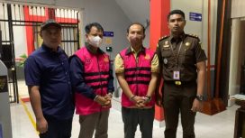 DUGAAN KORUPSI - Jaksa Penyidik Kejari Katingan melakukan penahanan terhadap dua tersangka dugaan korupsi APBDes Tarusan Danum berinisial AP dan APBH, Kamis (19/01/2023). (FOTO: IST)