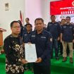 PELANTIKAN - Bupati Katingan Sakariyas SE menyerahkan berita acara pengukuhan dan pelantikan Pengurus Karang Taruna Masa Bakti 2022 - 2026 kepada Yudea Pratidina selaku ketua, Jumat (13/01/2023). (FOTO: AR)