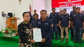 PELANTIKAN - Bupati Katingan Sakariyas SE menyerahkan berita acara pengukuhan dan pelantikan Pengurus Karang Taruna Masa Bakti 2022 - 2026 kepada Yudea Pratidina selaku ketua, Jumat (13/01/2023). (FOTO: AR)