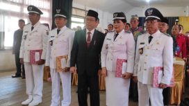 USAI DILANTIK - Bupati Katingan Sakariyas, SE bersama empat Penjabat Kepala Desa di Wilayah Kecamatan Katingan Tengah yang baru dilantik, Kamis (19/01/2023). (FOTO: IST)