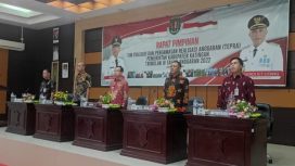 HADIRI RAPIM - Tampak Bupati Katingan Sakariyas SE dan Sekda Pransang, S. Sos saat menghadiri Rapim TEPRA Triwulan IV Tahun 2022, di Aula Bappelibtang, Kamis (05/01/2023). (FOTO: IST)