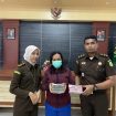 PERKARA TIPIKOR - Jaksa Penyidik Seksi Tipidsus Kejari Katingan saat menerima pengembalian kerugian keuangan negara terkait perkara dugaan Tipikor dari salah satu saksi. (FOTO: IST)