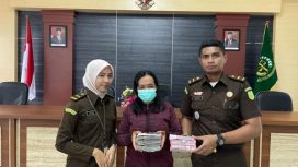 PERKARA TIPIKOR - Jaksa Penyidik Seksi Tipidsus Kejari Katingan saat menerima pengembalian kerugian keuangan negara terkait perkara dugaan Tipikor dari salah satu saksi. (FOTO: IST)