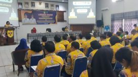 SAMBUTAN - Wakil Bupati Gumas, Efrensia LP Umbing saat membuka Lounching Aplikasi Srikandi, Bimtek Srikandi dan Sosialisasi Pengawasan Kearsipan, di Aula Bappedalitbang, Kamis (16/02/2023). (FOTO: IST)