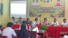 BIMTEK - Kadisdikpora Kabupaten Gumas, Yemmie saat menghadiri kegiatan Bimbingan Teknis Penyusunan Laporan Bos, Arkas Sapras, Dapodik, Kurikulum dan Akun Belajar pada jenjang SD-SMP Zona II Kecamatan Rungan, Rungan Hulu dan Rungan Barat, di ruang kelas SDN 2 Tumbang Jutuh, Rabu (15/02/2023). (FOTO IST)