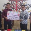 SERAHKAN CSR -  Pimpinan Cabang Bank Kalteng Kuala Kurun, Jeksenly didampingi Pemimpin Seksi Administrasi dan Keuangan, Nanie menyerahkan CSR kepada Kepala Sekolah SMPN-6 Kurun, Brata didampingi salah satu guru, Iswanto, Selasa (28/02/2023). (FOTO: IST)