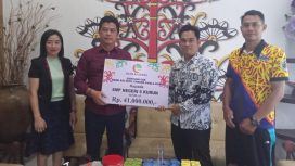 SERAHKAN CSR -  Pimpinan Cabang Bank Kalteng Kuala Kurun, Jeksenly didampingi Pemimpin Seksi Administrasi dan Keuangan, Nanie menyerahkan CSR kepada Kepala Sekolah SMPN-6 Kurun, Brata didampingi salah satu guru, Iswanto, Selasa (28/02/2023). (FOTO: IST)