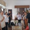 COKLIT -  Wabup Gumas, Efrensia LP Umbing menerima Ketua KPU Stepenson, Komisioner KPU Yepta H. Jinal, Ketua PPK Kecamatan Kurun Lodim, Ketua PPS Kelurahan Tampang Tumbang Anjir Ina Marita, dan petugas pantarlih pada Coklit Pemilu 2024, Rabu (22/02/2022) pagi. (FOTO: IST)
