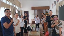COKLIT -  Wabup Gumas, Efrensia LP Umbing menerima Ketua KPU Stepenson, Komisioner KPU Yepta H. Jinal, Ketua PPK Kecamatan Kurun Lodim, Ketua PPS Kelurahan Tampang Tumbang Anjir Ina Marita, dan petugas pantarlih pada Coklit Pemilu 2024, Rabu (22/02/2022) pagi. (FOTO: IST)