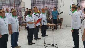 PELANTIKAN - Ketua DPD HKTI Kalteng Perdie M Yoseph saat melantik dan mengukuhkan Pengurus DPC HKTI Kabupaten Gumas yang diketuai Efrensia LP Umbing, Sabtu (18/02/2023). (FOTO: IST)