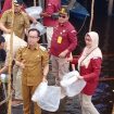 FOTO: Bupati Katingan Sakariyas, bersama anggota DPD RI Agustin Teras Narang, saat lakukan penebaran benih ikan di Desa Jahanjang Kecamatan Kamipang.
