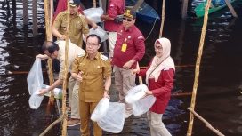 FOTO: Bupati Katingan Sakariyas, bersama anggota DPD RI Agustin Teras Narang, saat lakukan penebaran benih ikan di Desa Jahanjang Kecamatan Kamipang.