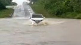 FOTO: Ruas Jln Tjilik Riwut KM 18 Desa Hampalit Kecamatan Katingan Hilir Terendam Banjir.
