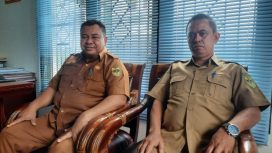 WAWANCARA - Kabapenda Kabupaten Gumas, Edison (kiri) didampingi Kabid Pengelolaan Pendapatan Daerah, Benhard. (FOTO: IST)