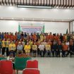 FOTO BERSAMA - Sekretaris Disdikpora, Rosalia didampingi penanggung jawab kegiatan, Vina Valentina Pasaribu, narasumber kegiatan dan peserta kegiatan usai membuka kegiata, Kamis (23/02/2023). (FOTO: IST)