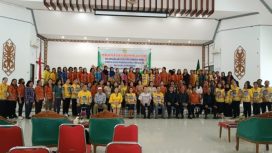 FOTO BERSAMA - Sekretaris Disdikpora, Rosalia didampingi penanggung jawab kegiatan, Vina Valentina Pasaribu, narasumber kegiatan dan peserta kegiatan usai membuka kegiata, Kamis (23/02/2023). (FOTO: IST)