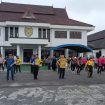 Foto.    Bupati Jaya bersama Forkopimda, Ketua TP PKK, Pimpinan BUMD dan Instansi Vertikal lainnya senam bersama di halaman Kantor Bupati Gumas, Jumat (24/02/2023) pagi.