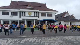 Foto.    Bupati Jaya bersama Forkopimda, Ketua TP PKK, Pimpinan BUMD dan Instansi Vertikal lainnya senam bersama di halaman Kantor Bupati Gumas, Jumat (24/02/2023) pagi.