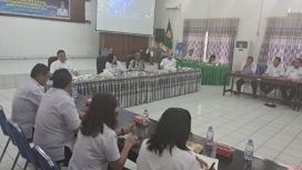 PIMPIN RAPAT - Wabup Gumas, Efrensia LP Umbing saat memimpin rapat Aksi 1 Analisis Strategi Tim Percepatan Penurunan Stunting Kabupaten Gumas di Aula Bappedalitbang, Rabu (22/02/2023). (FOTO: IST)