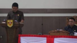 RAPAT PARIPURNA -   Waket I DPRD Kabupaten Gumas, Binartha membacakan laporan reses anggota DPRD dapil II pada rapat Paripurna I masa persidangan II Tahun Sidang 2023 di ruang sidang Paripurna DPRD setempat, Selasa (07/03/2023). (FOTO : IST)