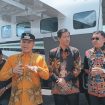 LIHAT PESAWAT -  Bupati Jaya s. Monong didampingi Plh. Sekda Richard dan Direktur PT. SCA, Fransiskus usai melihat pesawat Cessna Caravan B208 EX yang nantinya melayani rute penerbangan Kurun-Palangka, Jumat (10/03/2023). (FOTO: IST)
