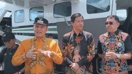 LIHAT PESAWAT -  Bupati Jaya s. Monong didampingi Plh. Sekda Richard dan Direktur PT. SCA, Fransiskus usai melihat pesawat Cessna Caravan B208 EX yang nantinya melayani rute penerbangan Kurun-Palangka, Jumat (10/03/2023). (FOTO: IST)