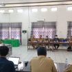 PIMPIN RAPAT -  Staf Ahli Bupati Bidang Kemasyarakatan dan SDM Setda Gumas, Yansiterson didampingi Kepala Bappedalitbang Yantrio Aulia memimpin rapat Singkronisasi Data P3KE di Aula Bappedalitbang, Rabu (08/03/2023). (FOTO: IST)