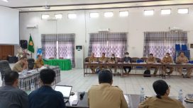 PIMPIN RAPAT -  Staf Ahli Bupati Bidang Kemasyarakatan dan SDM Setda Gumas, Yansiterson didampingi Kepala Bappedalitbang Yantrio Aulia memimpin rapat Singkronisasi Data P3KE di Aula Bappedalitbang, Rabu (08/03/2023). (FOTO: IST)