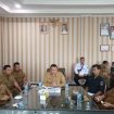 RAPAT - Plh Sekda Kabupaten Gumas, Richard memimpin rapat TAPD dengan agenda pembahasan pendanaan Pilkada Bupati dan Wakil Bupati Gumas 2024, dan pembahasan usulan pergeseran anggaran, di ruang kerjanya, Senin (06/03/2023). (FOTO: IST)