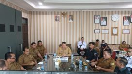 RAPAT - Plh Sekda Kabupaten Gumas, Richard memimpin rapat TAPD dengan agenda pembahasan pendanaan Pilkada Bupati dan Wakil Bupati Gumas 2024, dan pembahasan usulan pergeseran anggaran, di ruang kerjanya, Senin (06/03/2023). (FOTO: IST)