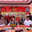 KONFERENSI PERS  - Kapolres Katingan AKBP I Gede Putu Widyana SH, SIK, MH didampingi Wakapolres Kompol Triyo Sugiyono, SH dan Kasat Resnarkoba AKP Suherman, SH saat memperlihatkan tersangka dan barang bukti narkoba, Selasa (07/03/2023). (FOTO: IST)