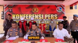KONFERENSI PERS  - Kapolres Katingan AKBP I Gede Putu Widyana SH, SIK, MH didampingi Wakapolres Kompol Triyo Sugiyono, SH dan Kasat Resnarkoba AKP Suherman, SH saat memperlihatkan tersangka dan barang bukti narkoba, Selasa (07/03/2023). (FOTO: IST)
