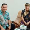SILATURAHMI -  Anggota Komisi II DPRD Kabupaten Gumas, Untung Jaya Bangas (KIRI)bersama Kepala Bidang Kesehatan Hewan Dinas Pertanian dan Ketahanan Pangan Kabupaten Badung Provinsi Bali. (FOTO : IST)