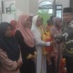 Foto: Empas Umar. Pimpinan PT Bank Kalteng Kasongan, saat menyerahkan bantuan/santunan di Masjid Al-Ikhlas Kasongan