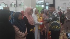 Foto: Empas Umar. Pimpinan PT Bank Kalteng Kasongan, saat menyerahkan bantuan/santunan di Masjid Al-Ikhlas Kasongan