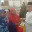 Foto: Sakariyas. Bupati Katingan saat menyerahkan bantuan atau santunan kepada warga kurang mampu di Masjid Al-Ikhlas Kasongan