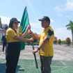 Diberangkatkan -  Wabup Gumas Efrensia LP Umbing menyerahkan bendera Kabupaten Gumas kepada Kepala Dinas Kebudayaan dan Pariwisata Hansli Gonak, saat pelepasan peserta kontingen FBIM tahun 2023, Jumat (19/05/2023). (FOTO: VRI)