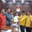 Foto: Ketua DPD Golkar Katingan, Nanang Suriansyah saat menyerahkan dokumen 25 Bacaleg ke KPU Katingan. 
