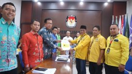 Foto: Ketua DPD Golkar Katingan, Nanang Suriansyah saat menyerahkan dokumen 25 Bacaleg ke KPU Katingan. 