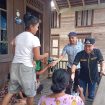 FOTO :  Anggota DPRD Evandi bersama Bupati Jaya S Monong menyapa dan menyalami warga Desa Tumbang Ponyoi dalam kunjungan kerja ke desa tersebut beru-baru ini.