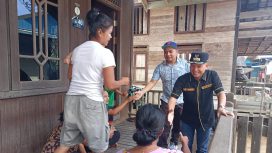 FOTO :  Anggota DPRD Evandi bersama Bupati Jaya S Monong menyapa dan menyalami warga Desa Tumbang Ponyoi dalam kunjungan kerja ke desa tersebut beru-baru ini.